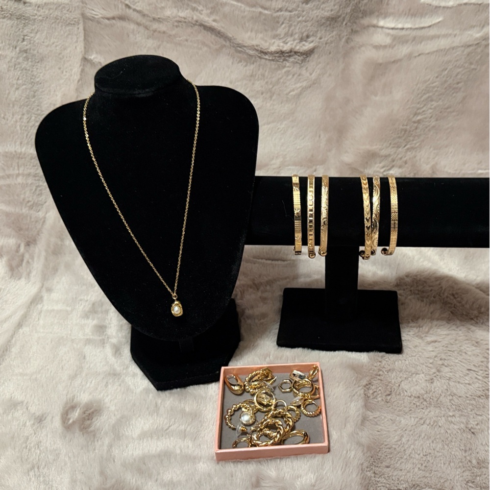 Elegant Gold Jewelry Set NWOT Fashion Jewelry